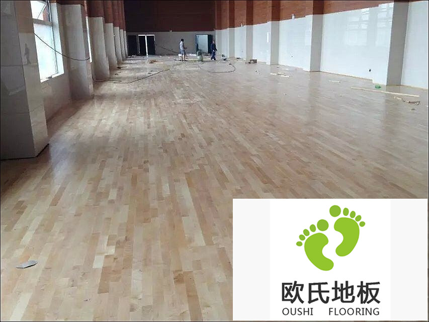 選購實木運(yùn)動地板時應(yīng)注意些什么？